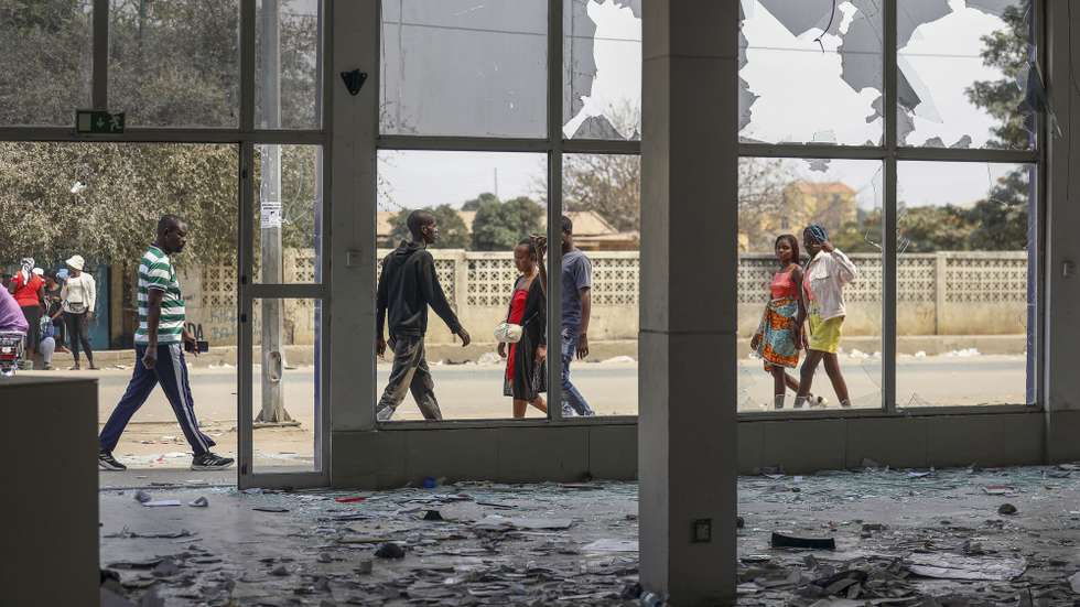 O balanço provisório das autoridades angolanas aponta para 22 mortos, 197 feridos e 1.214 detenções nos dois dias de tumultos registados na província de Luanda, durante uma paralisação de taxistas, avançou hoje o Governo, Luanda, Angola, 30 de julho de 2025. Os protestos violentos coincidiram com a greve de operadores de táxis, contra o fim dos subsídios aos combustíveis e as manifestações contra o aumento do custo de vida convocadas para segunda, terça-feira e hoje. AMPE ROGÉRIO/LUSA