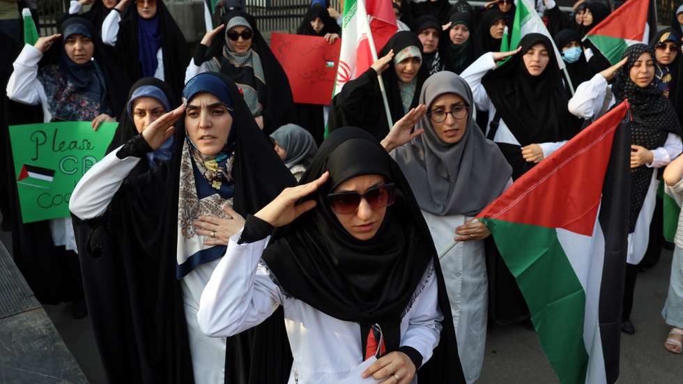 epa12321936 Members of Iranian medical service personnel take part in an anti-Israeli protest to show their solidarity with people and medical personnel in Gaza, in Tehran, Iran, 25 August 2025. Members of Iranian medical personnel, including doctors, nurses, take part during anti-Israeli protest in Tehran to show their solidarity with Palestinian and medical personnel who have been killed in Gaza.  EPA/ABEDIN TAHERKENAREH