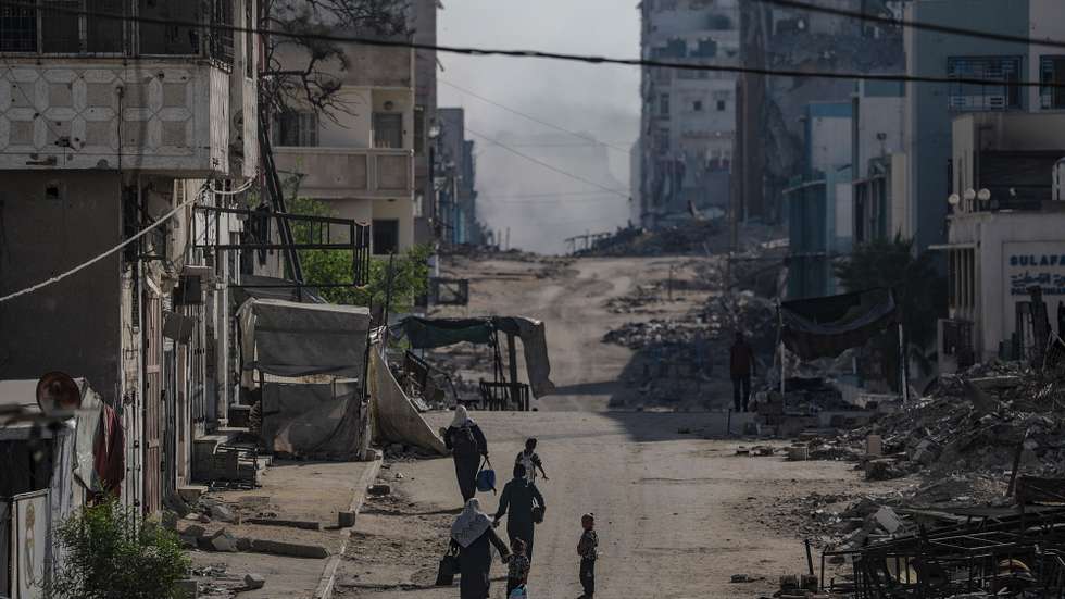 epaselect epa12407999 Internally displaced Palestinians walk as smoke rises following an Israeli air strike during an Israeli military operation in Tal Al Hawa neighbourhood in Gaza City, Gaza Strip, 26 September 2025. More than 65,400 Palestinians have been killed in the Gaza Strip since October 2023, according to the Palestinian Ministry of Health, and about 1,200 Israelis have been killed since the launch of an Israeli military campaign in response to a cross-border attack by Hamas on 07 October 2023.  EPA/MOHAMMED SABER