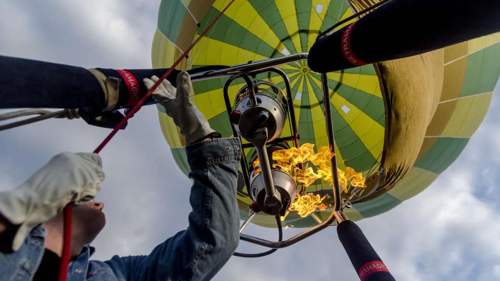 Preparativos para a 1.ª edição do Festival de Balões de Ar Quente "Feel the sky", Ribeira Grande, 1 de julho de 2015. O festival reúne cerca de 20 equipas oriundas de vários países, oito das quais portuguesas, é organizado pela associação "Learn to Appreciate" e pelo clube de balonismo Alentejo sem Fronteiras, e tem como objetivo sobrevoar a costa norta da ilha de São Miguel. EDUARDO COSTA/LUSA