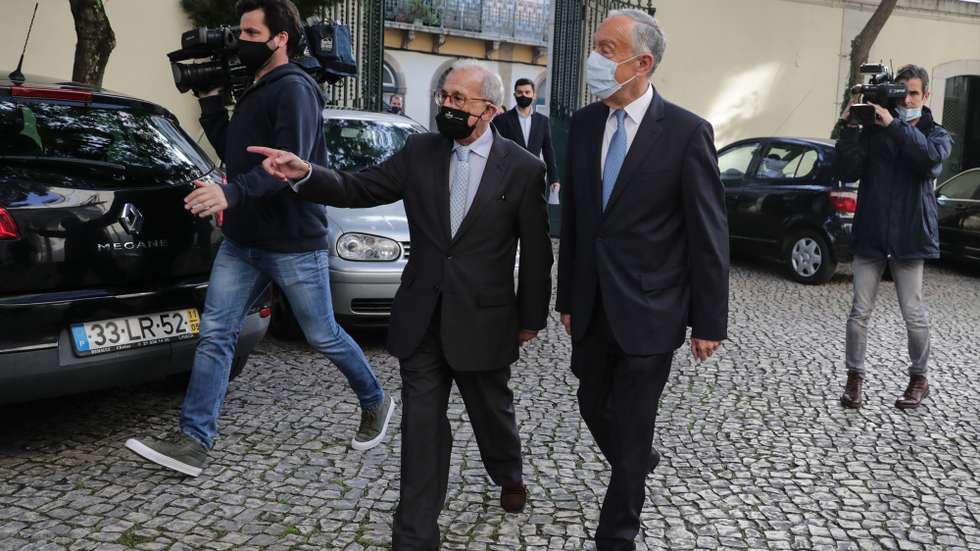 O candidato às eleições presidenciais, Marcelo Rebelo de Sousa (2D), chega para a entrega das assinaturas de formalização da sua candidatura, no Tribunal Constitucional em Lisboa, 23 de dezembro de 2020. TIAGO PETINGA/LUSA