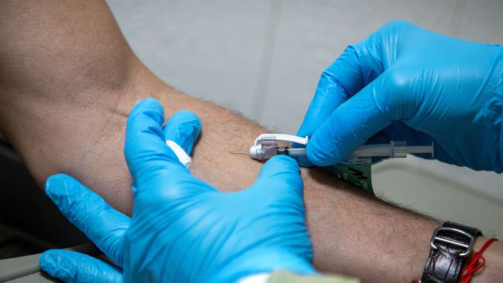 epa10117904 Medical staff inject a dose of the monkeypox vaccine into the arm of a person, at a vaccination clinic, in Tropical Park, Miami, Florida, USA, 12 August 2022. Miami-Dade County Mayor Daniella Levine Cava is announcing that the County will begin offering the monkeypox vaccine to eligible, high-risk residents, in partnership with Nomi Health. Miami-Dade County will be offering Jynneos Monkeypox vaccines for high-risk populations, by appointment only, beginning at two sites in Miami Beach and Tropical Park.  EPA/CRISTOBAL HERRERA-ULASHKEVICH