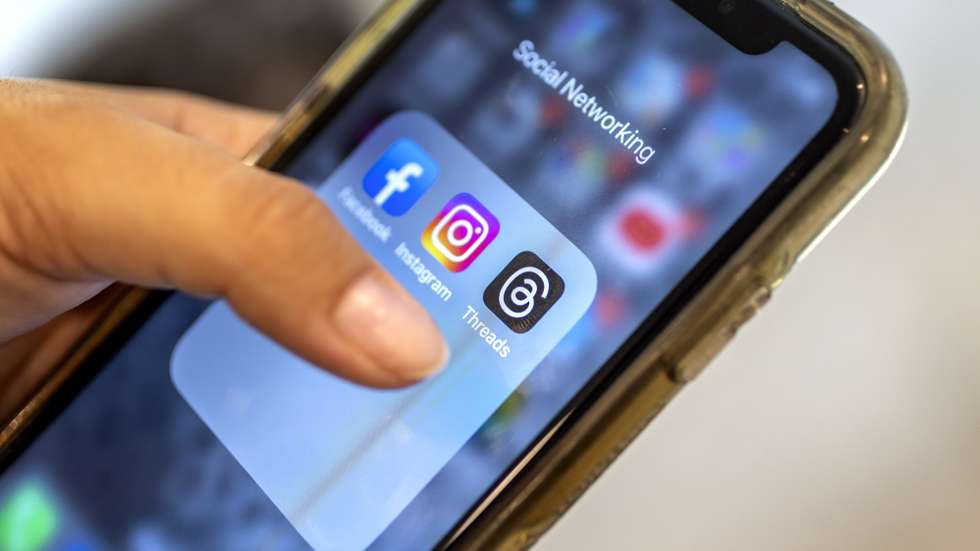 epa10729851 A person using a mobile phone logs in to the new Threads app in Miami, Florida, USA, 06 July 2023. Meta, the company behind Facebook and Instagram, said in a press release on 05 July 2023, that Mark Zuckerberg announced the initial version of 'Threads', an Instagram's text-based conversation app.  EPA/CRISTOBAL HERRERA-ULASHKEVICH