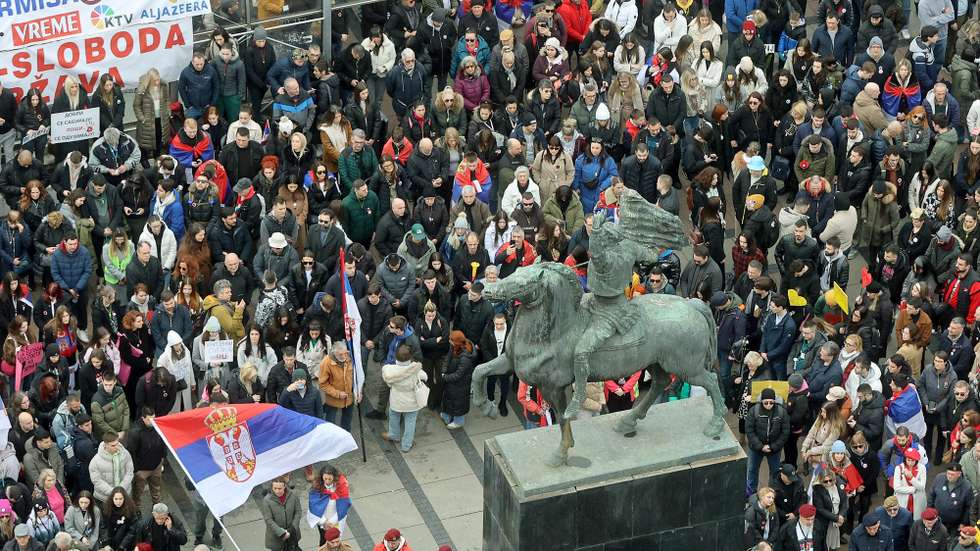 epa11932135 A protester waves a Serbian flag during a student-led blockade demanding accountability for the victims of Novi Sad railway station canopy collapse, in Nis, Serbia, 01 March 2025. Fifteen people lost their lives in the collapse of the Novi Sad Railway Station canopy in November 2024.  EPA/DJORDJE SAVIC