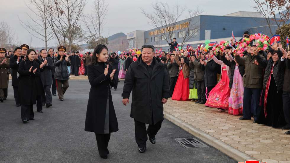 epa12596047 A photo released by the official North Korean Central News Agency (KCNA) on 16 December 2025 shows North Korean leader Kim Jong Un (C-R) and his daughter, Kim Ju Ae (C-L), attending an inauguration ceremony of regional-industry factories and leisure complex in Kangdong County, on the outskirts of Pyongyang, North Korea, 15 December 2025.  EPA/KCNA  EDITORIAL USE ONLY
