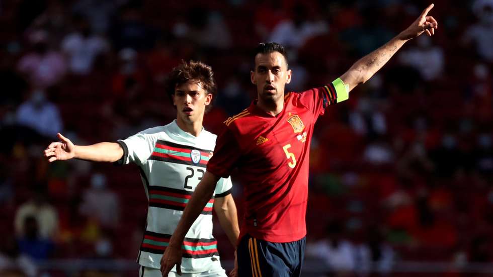 epa09248314 Spain's midfielder Sergio Busquets (R) and Portugal's striker Joao Felix (L) during the international friendly soccer match between Spain and Portugal at Wanda Metropolitano stadium in Madrid, Spain, 04 June 2021.  EPA/Kiko Huesca
