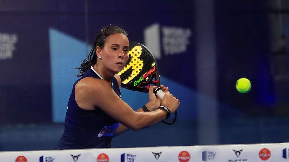 epa08553097 Portuguese player Sofia Araujo and Argentinian Maria Virginia Riera (unseen) face Spaniards Marta Ortega and Beatriz Gonzalez during World Padel Tour Madrid Open 2020's women semi-final double match at Madrid Arena pavilion, in Madrid, Spain, 18 July 2020.  EPA/Fernando Alvarado