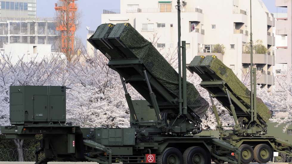 Unidades de mísseis guiados Patriot Advanced Capability-3 (PAC-3) das Forças de Autodefesa Aérea do Japão são vistas na sede do Ministério da Defesa no centro de Tóquio, Japão, 09 de abril de 2012. O Japão implantou mísseis Patriot na região metropolitana de Tóquio e no sul ilha de Okinawa antes do lançamento de um foguete de longo alcance pela Coreia do Norte, previsto para o final da semana
