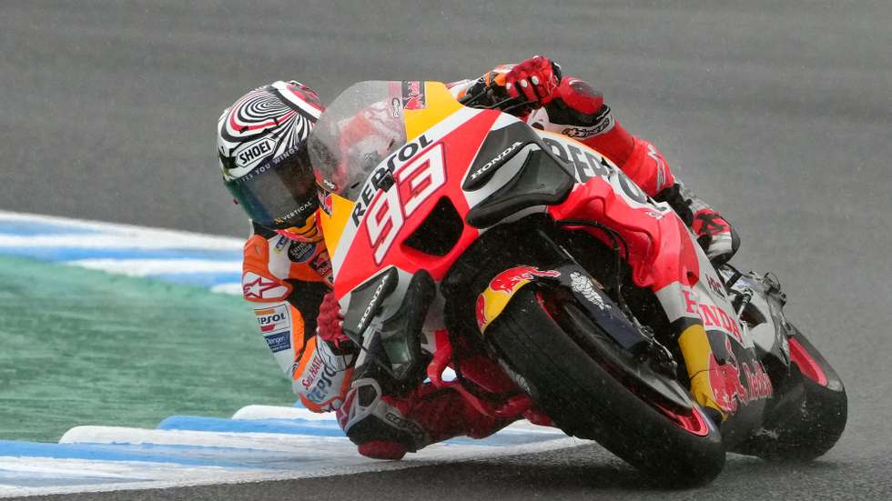 epa10893502 Spanish MotoGP rider Marc Marquez of Repsol Honda Team in action during the Motorcycling Grand Prix of Japan at the Mobility Resort Motegi racetrack in Motegi, northern Japan, 01 October 2023.  EPA/KIMIMASA MAYAMA