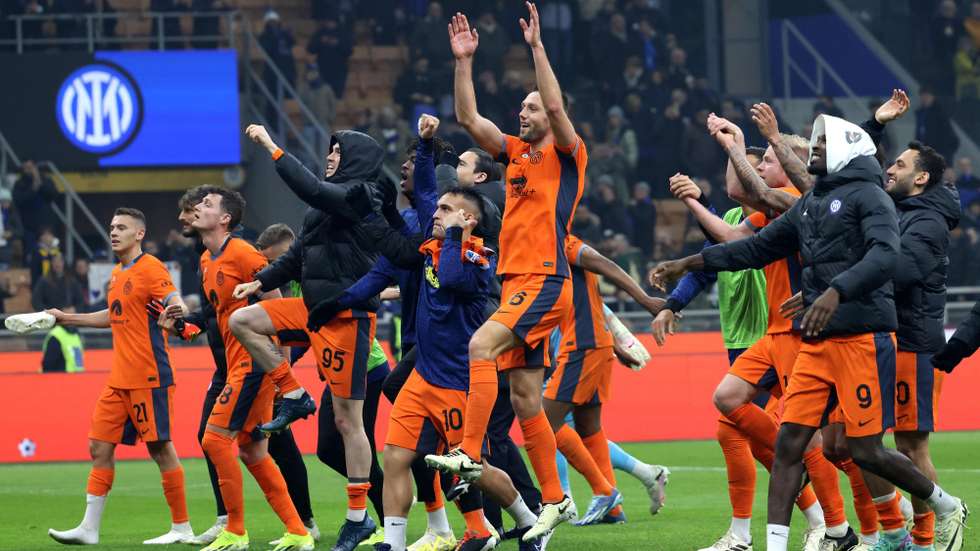 epa11159647 Inter's players celebrate winning the Italian Serie A soccer match between FC Inter and Salernitana, in Milan, Italy, 16 February 2024.  EPA/MATTEO BAZZI
