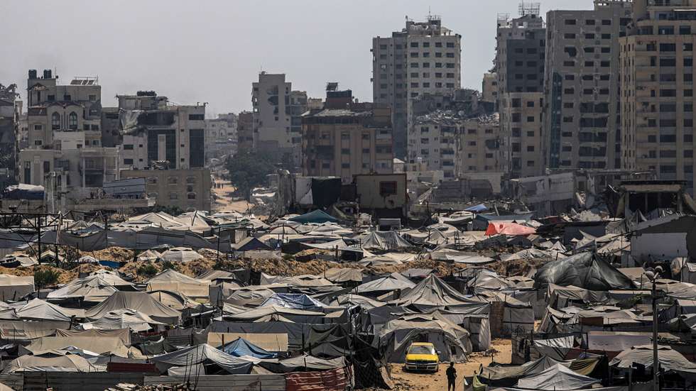 epa12268879 A view of tents of internally displaced Palestinians, who fled from the east of Gaza City and the northern Gaza Strip, in the west of Gaza City, 28 July 2025. More than 130 Palestinians, the majority of whom children, have died of malnutrition in the Gaza Strip, the Palestinian Ministry of Health said on 27 July.  EPA/MOHAMMED SABER