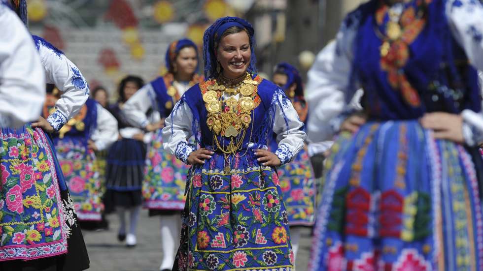 Mulheres trajadas de noiva, mordoma e lavradeira e ostentando ao peito autênticas obras de arte, desfilaram hoje no habitual Desfile da Mordomia que abriu a Romaria da Sra. d'Agonia nas ruas de Viana do Castelo, 22 de agosto de 2014. A Romaria d'Agonia junta-se à história da igreja d'Agonia e data de 1674 a história da igreja em honra da padroeira dos pescadores. ARMÉNIO BELO/LUSA