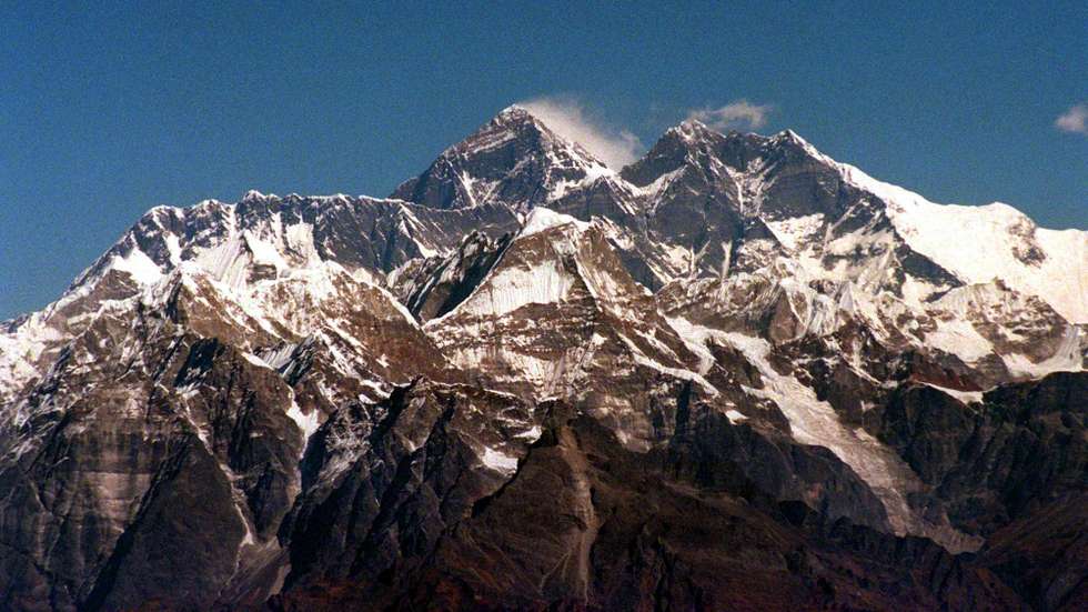 TO GO WITH "EVEREST-SCHED"
(FILES) This November 1996 file photo shows Mount Everest in the Himalayas.  May 29, 2003 marks the 50th anniversary of Edmund Hillary and Sherpa Tenzing Norgay's feat of becoming the first men to reach the top of the the world's hightest peak Mount Everest.   AFP PHOTO/EPA/DPA/FILES