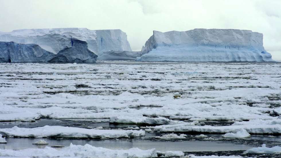 epa01638541 A handout picture supplied by the Spanish National Research Council (CSIC) on 17 February 2009 shows parts of the ice shelf called 'Wilkins', which with its of 14,000 sqkm of size is bigger than Hawaii island, in Antarctica. According to CSIC, the platform detached and fragmented due to global warming. From 15 February 2009 CSIC members are analysing the consequences of climatic change on Antarctica.  EPA/Damia Gomis CSIC HANDOUT EDITORIAL USE ONLY