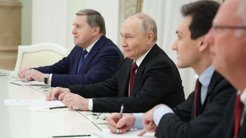 epa12564961 Russian President Vladimir Putin (3-R) meets with US Presidential Envoy Steve Witkoff and Trump's son-in-law Jared Kushner (both not pictured)at the Kremlin in Moscow, Russia, 02 December 2025. Putin received Witkoff and Kushner to discuss US President Trump's 'peace plan' for Ukraine.  EPA/ALEXANDER KAZAKOV / SPUTNIK / KREMLIN POOL MANDATORY CREDIT