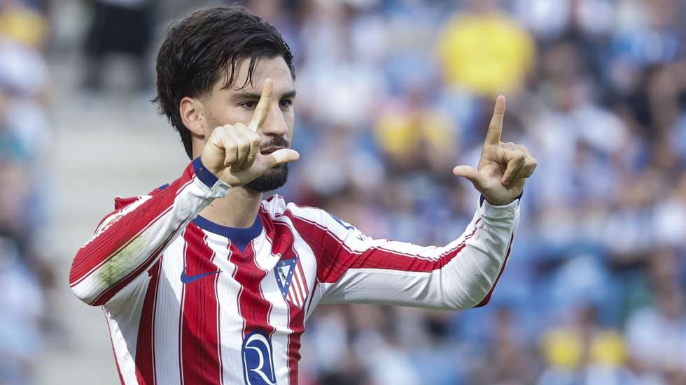 epa13311490 Atletico Madrid's Alex Baena celebrates after scoring a goal during the Spanish LaLiga soccer match RCD Espanyol against Atletico Madrid at RCD Stadium in Cornella de Llobregat (Barcelona), Spain, 17 October 2026.  EPA/Andreu Dalmau