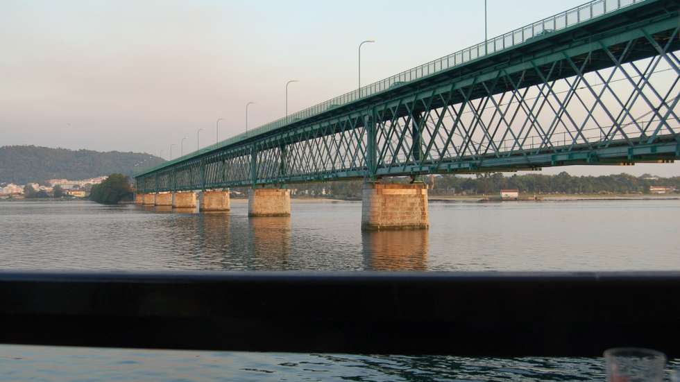 A ponte metálica sobre o rio Lima, com 146 anos, está, desde 2019, em processo de classificação como Monumento Nacional