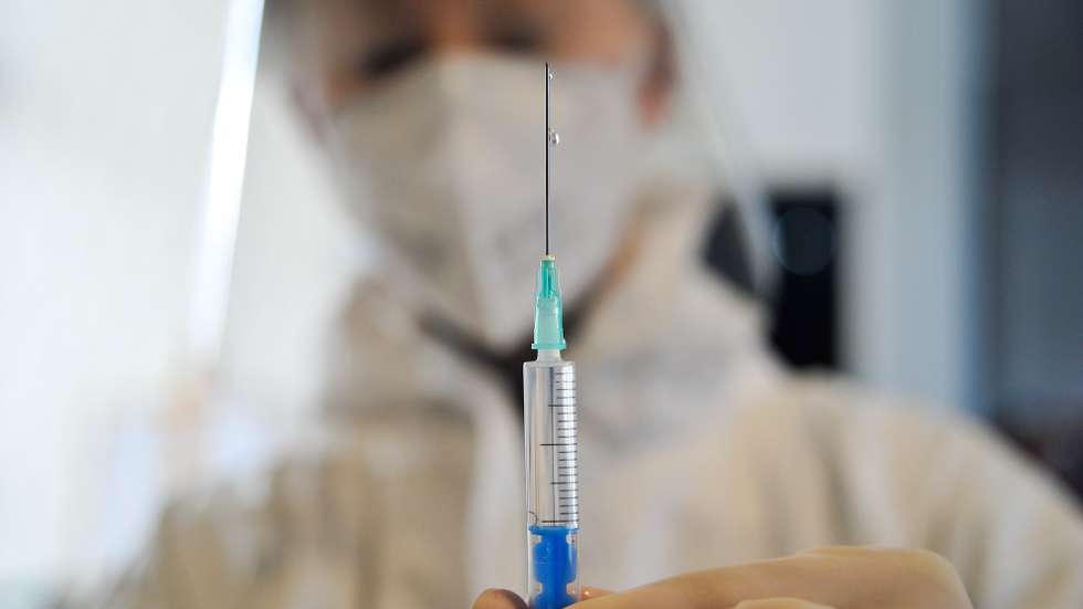 Uma técnica de enfermagem da Unidade de Saúde Familiar de Tornada prepara uma dose da vacina da Pfizer/BioNTech para a covid-19 a 21 para ser administrada a utentes e quatro dos oito profissionais do lar Vista da Aldeia, nos Cabreiros, freguesia de Salir de Matos, que superaram um surto que durou entre os dias 12 de dezembro 2020 a 4 de janeiro 2021. Caldas da Rainha, 29 de janeiro de 2021. CARLOS BARROSO/LUSA