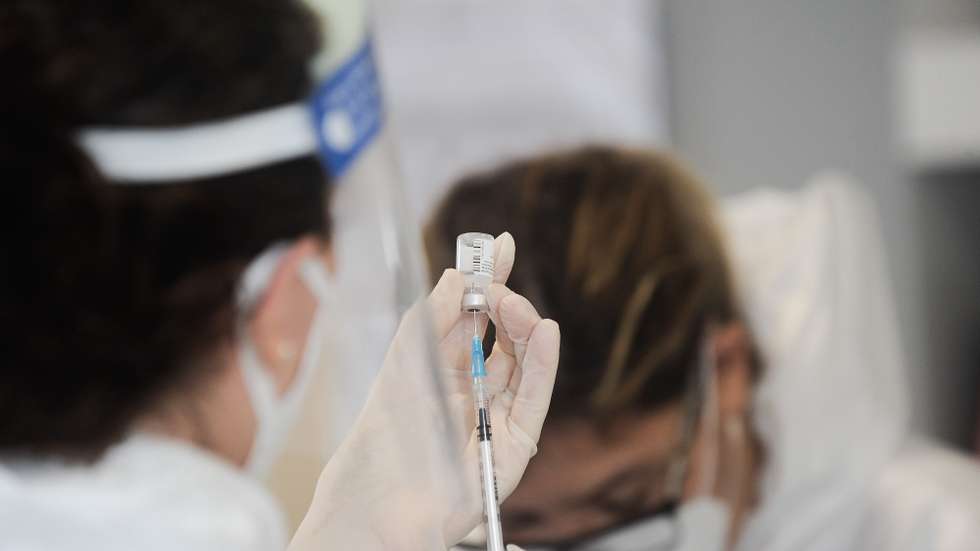 Uma técnica de enfermagem da Unidade de Saúde Familiar de Tornada prepara uma dose da vacina da Pfizer/BioNTech para a covid-19 a 21 para ser administrada a utentes e quatro dos oito profissionais do lar Vista da Aldeia, nos Cabreiros, freguesia de Salir de Matos, que superaram um surto que durou entre os dias 12 de dezembro 2020 a 4 de janeiro 2021. Caldas da Rainha, 29 de janeiro de 2021. CARLOS BARROSO/LUSA