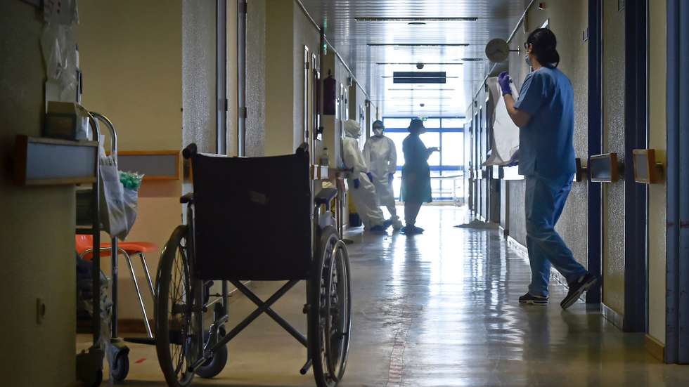Operacionais de saúde durante o turno de trabalho na enfermaria do piso 7 do Centro Hospitalar Tondela Viseu (CHTV), dedicado ao tratamento de doentes com covid-19, em Viseu, 09 de março de 2021. (ACOMPANHA TEXTO DA LUSA DO DIA 10 DE MARÇO DE 2021). NUNO ANDRÉ FERREIRA/LUSA