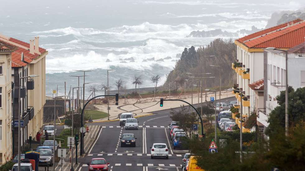 Ventos forte e agitação marítima fazem-se sentir com a passagem da depressão Diana no grupo Ocidental dos Açores (ilhas das Flores e Corvo), que vai estar sob aviso vermelho, em São Mateus, Angra do Heroísmo, ilha Terceira, Açores, 27 de novembro de 2018. ANTÓNIO ARAÚJO/LUSA