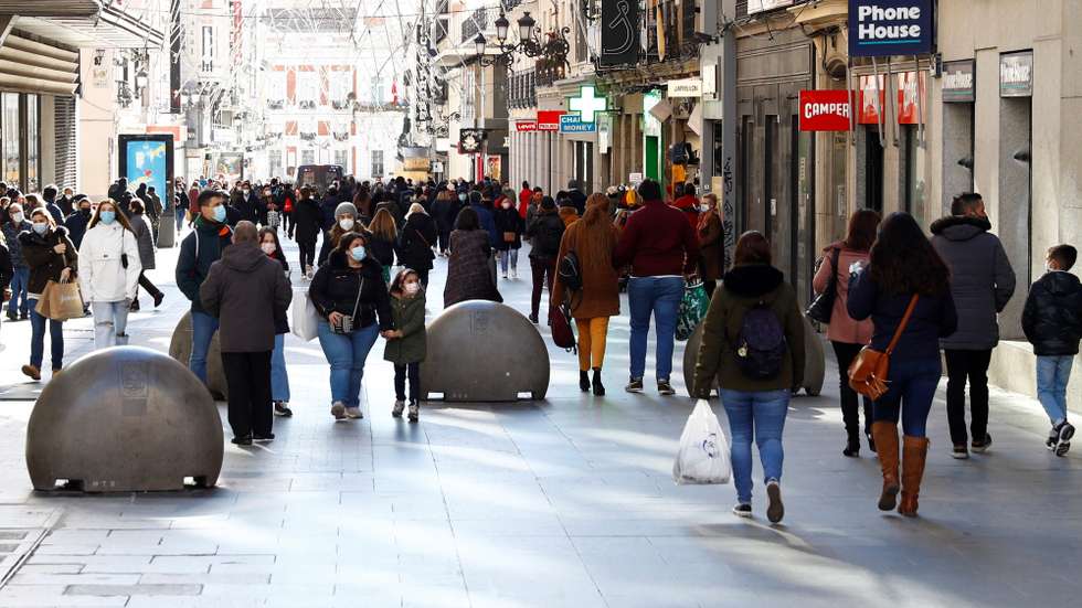 Pessoas a caminhar em Madrid