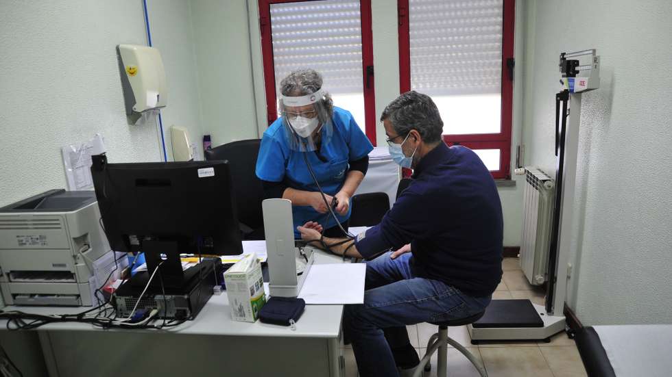 A médica Maria José Marques (E) durante uma consulta a um utente realizada na Unidade de Saúde Familiar Rainha D. Leonor, nas Caldas da Rainha, 24 de fevereiro de 2021. O dia a dia na Unidade de Saúde Familiar, um ano após o início da pandemia da covid-19, que obrigou a novas formas de atender doentes por parte dos médicos de medicina geral e familiar. (ACOMPANHA TEXTO DA LUSA DO DIA 28 DE FEVEREIRO DE 2021). CARLOS BARROSO/LUSA