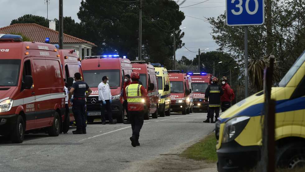 Bombeiros no local onde ocorreu um incêndio esta tarde numa casa em Vale de Madeiros, no concelho de Nelas, seguido de explosões, e que provocou vários feridos, Viseu, 16 de fevereiro de 2022. NUNO ANDRÉ FERREIRA/LUSA