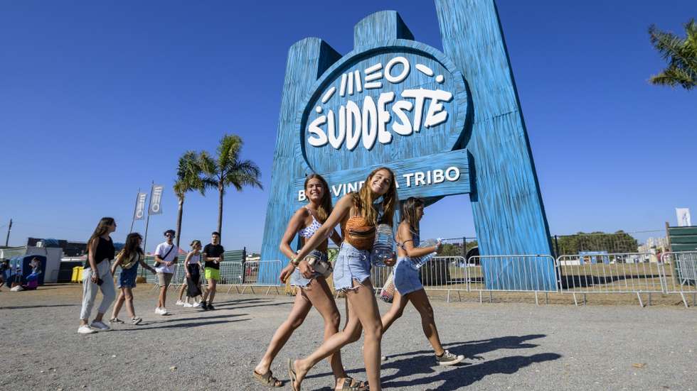 Festivaleiros à chegada para o Festival Sudoeste, na Zambujeira do Mar, Odemira, 02 de agosto de 2022. São milhares os festivaleiros, uns pela primeira vez, outros já repetentes, que por estes dias rumam até à Zambujeira do Mar, em Odemira (Beja), para momentos de convívio e música no regresso do Festival Sudoeste ao litoral alentejano. (ACOMPANHA TEXTO DA LUSA DO DIA 03 DE AGOSTO DE 2022). TIAGO CANHOTO/LUSA