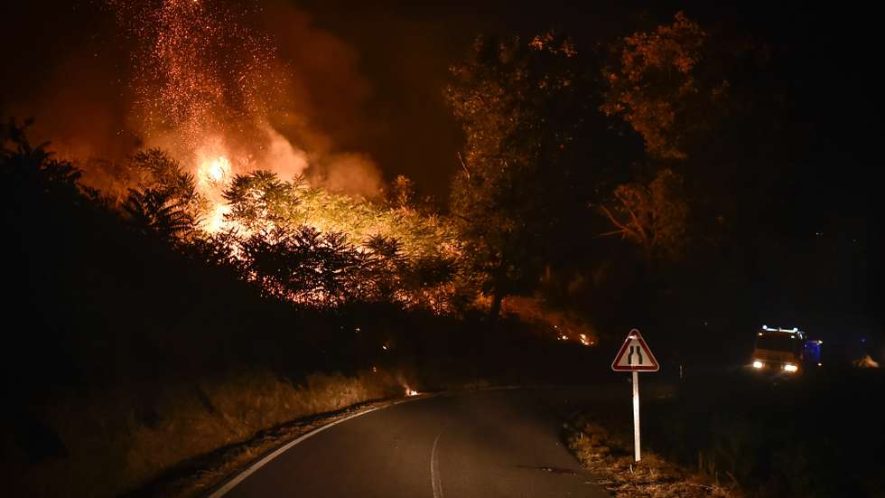 Incêndio na Serra da Estrela em Folgosinho, Gouveia durante a madrugada de hoje. O incêndio deflagrou no sábado no concelho da Covilhã e alastrou para Manteigas, Gouveia, Guarda e Celorico da Beira. No combate ao incêndio da Serra da Estrela estão dezenas de bombeiros. 12 de agosto de 2022. NUNO ANDRÉ FERREIRA/LUSA.