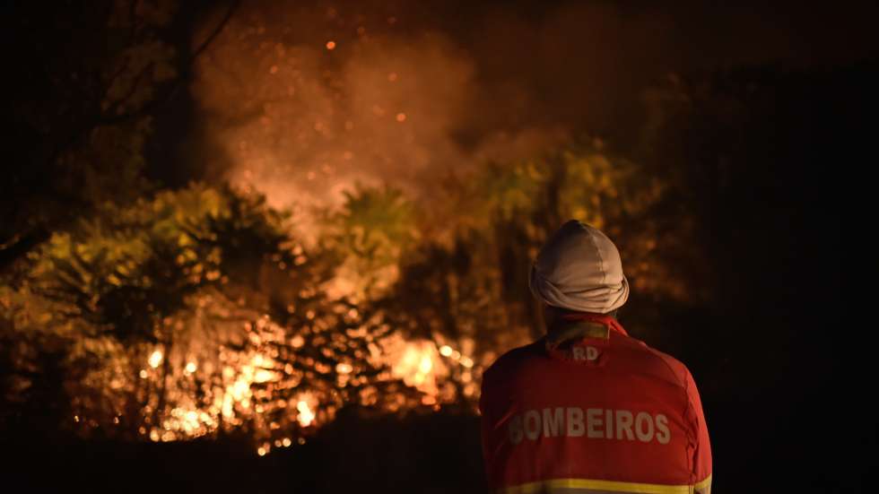 Incêndio na Serra da Estrela em Folgosinho, Gouveia durante a madrugada de hoje. O incêndio deflagrou no sábado no concelho da Covilhã e alastrou para Manteigas, Gouveia, Guarda e Celorico da Beira. No combate ao incêndio da Serra da Estrela estão dezenas de bombeiros. 12 de agosto de 2022. NUNO ANDRÉ FERREIRA/LUSA.