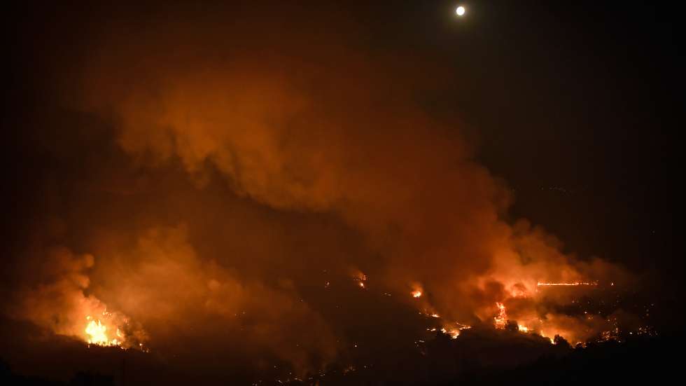Incêndio na Serra da Estrela em Folgosinho, Gouveia durante a madrugada de hoje. O incêndio deflagrou no sábado no concelho da Covilhã e alastrou para Manteigas, Gouveia, Guarda e Celorico da Beira. No combate ao incêndio da Serra da Estrela estão dezenas de bombeiros. 12 de agosto de 2022. NUNO ANDRÉ FERREIRA/LUSA.
