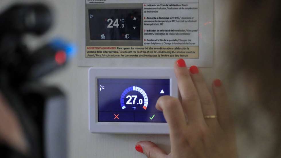 epa10113809 A woman adjusts the temperature to 27 degrees in one of the rooms of the Parador de Alcala de Henares in Madrid, Spain, 10 August 2022. Energy saving measures such as adjusting the temperature to 27 degrees Celsius in public places begin to be applied.  EPA/Victor Casado