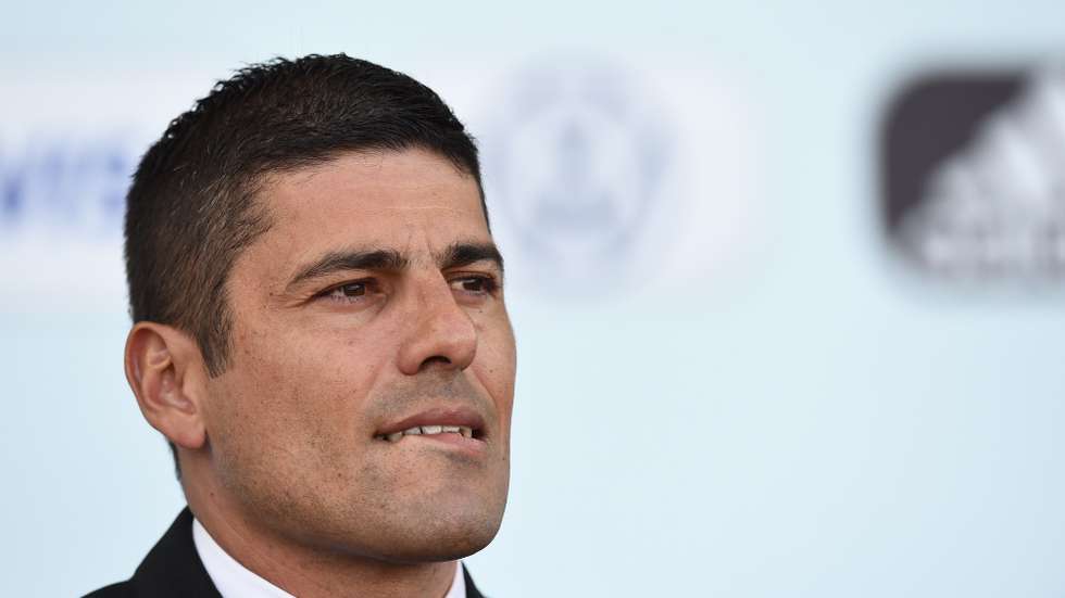 epa10069527 Portugal's head coach Francisco Neto reacts ahead of the UEFA Women's EURO 2022 group C soccer match between the Netherlands and Portugal in Leigh, Britain, 13 July 2022.  EPA/PETER POWELL