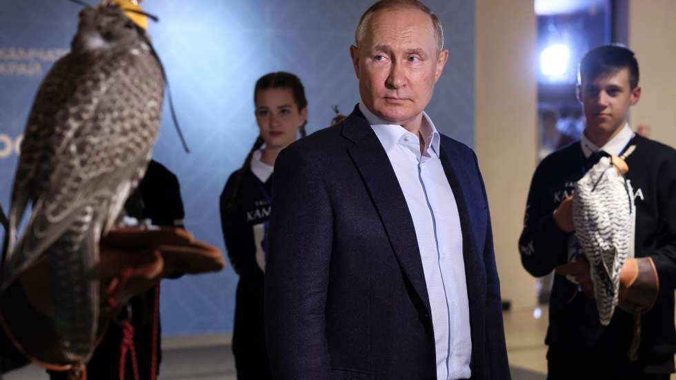 epa10161365 Russian President Vladimir Putin examines falcons during a meeting with volunteer ornithologists of the Kamchatka falconry center, which is working to preserve rare species of birds of preyin the city of Petropavlovsk-Kamchatsky in Kamchatka Krai, Russia, 05 September 2022.  EPA/GAVRIIL GRIGOROV/SPUTNIK/KREMLIN / POOL MANDATORY CREDIT