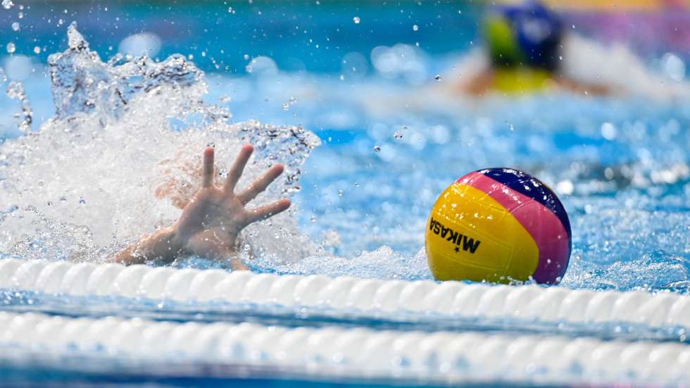epa10024329 Samantha Ferreira of Brazil in action during the women's water polo Group C preliminary round New Zealand vs Brazil match of the 19th FINA World Championships in Sopron, Hungary, 20 June 2022.  EPA/TAMAS VASVARI HUNGARY OUT