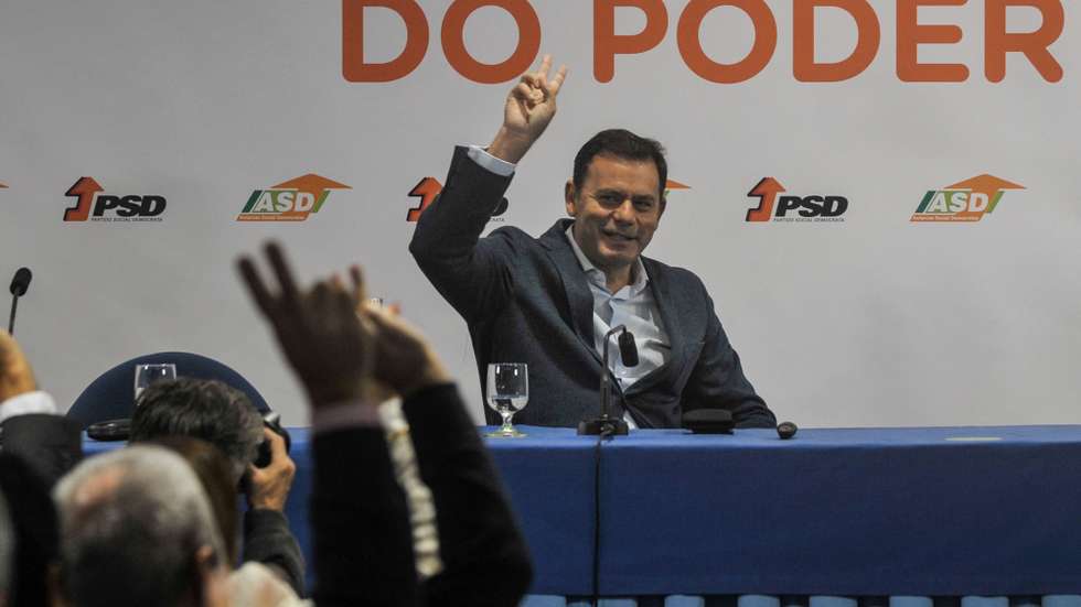 O presidente do PSD, Luís Montenegro, chega para o encerramento da sessão da Academia do Poder Local, que decorre nas instalações do Inatel da Foz do Arelho, em Caldas da Rainha 20 de novembro de 2022. CARLOS BARROSO/LUSA