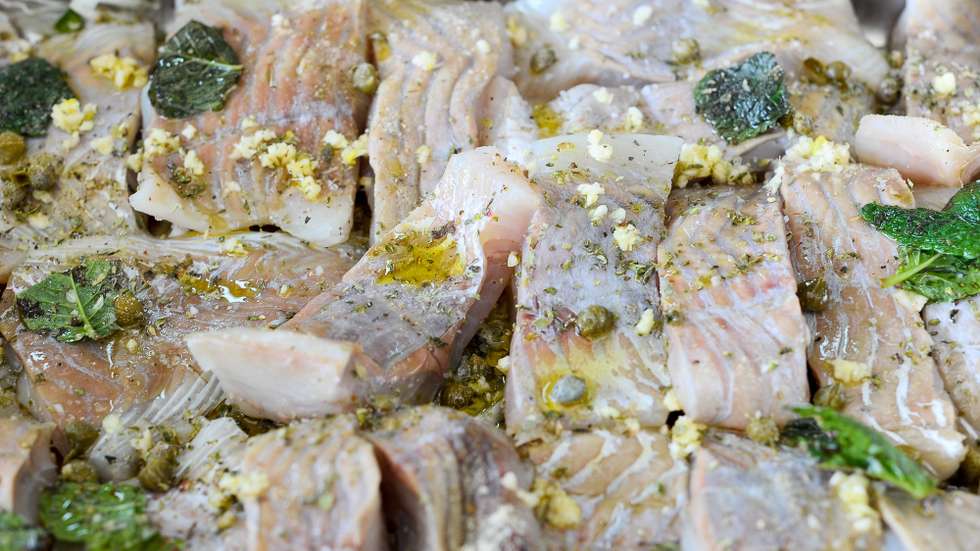 Postas de peixe temperadas prontas para serem confecionadas para o almoço dos alunos da Escola Josefa de Óbidos, que viu aumentar o número de refeições depois de alterações realizadas nas ementas da escola em Óbidos, 26 de fevereiro de 2019. A aposta na qualidade dos ingredientes e na certificação dos cozinheiros fez a secundária Josefa d'Óbidos destacar-se com o aumento de refeições servidas no refeitório, em contraciclo com a maioria das escolas onde os alunos recusam a comida. (ACOMPANHA TEXTO DE 03 DE MARÇO DE 2019). CARLOS BARROSO/LUSA