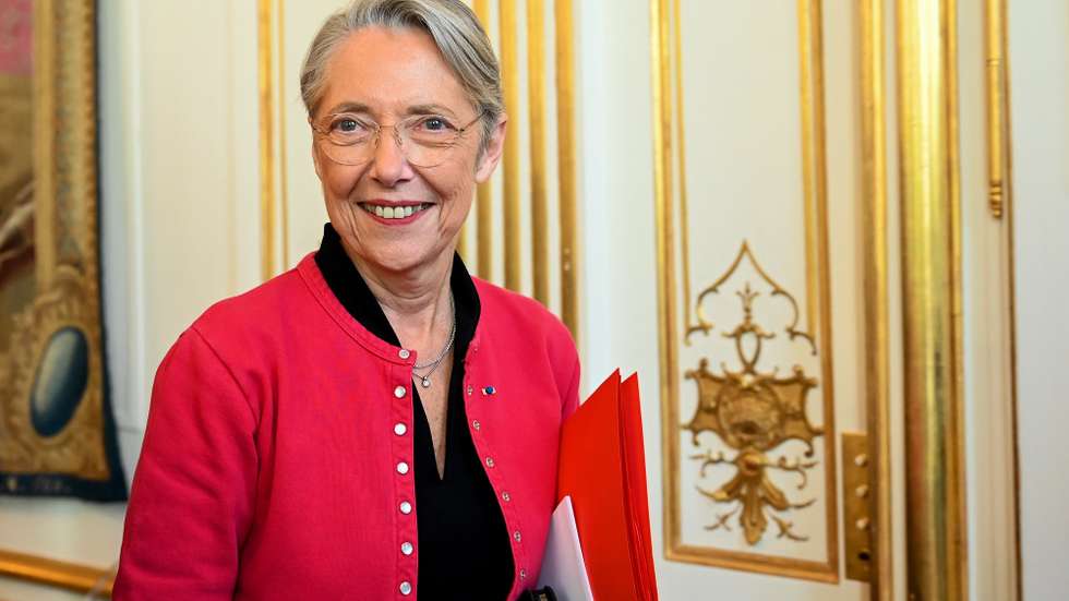epa10559376 France's Prime minister Elisabeth Borne arrives for talks with inter-unions representatives at the Hotel de Matignon in Paris, France, 05 April 2023, after a pensions reform was pushed through parliament by the French government without a vote, using the article 49.3 of the constitution.  EPA/BERTRAND GUAY / POOL  MAXPPP OUT