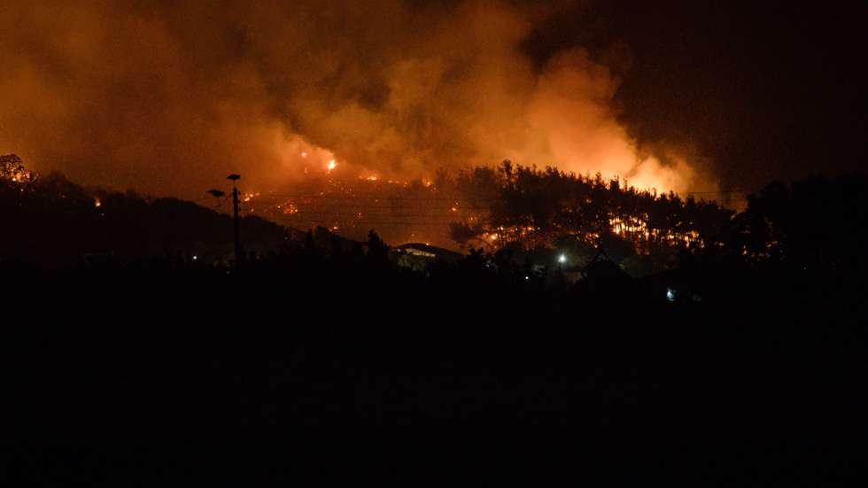 epa10808940 A wildfire that broke out in the area of Loutra, rages near the city of Alexandroupolis, Thrace, northern Greece, 19 August 2023 (issued 20 August 2023). The wildfire that broke out early on 19 August in a forest in the Melia area of Alexandroupolis has spread rapidly due to the strong winds blowing in the area and is raging uncontrolled. A total of 176 firefighters, 10 groups of pedestrian units, 7  aircrafts, 4 helicopters and 48 vehicles are operating in the area.  EPA/DIMITRIS ALEXOUDIS