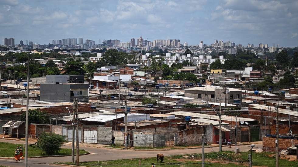 epa10544278 A general view of the Sol Nascente favela near Brasilia, Brazil, 24 March 2023 (issued 26 March 2023). The Brazilian government announced that the country's largest favela is now located in the capital of Brasilia, just 35 kilometers from the seat of power and no longer in Rio de Janeiro or Sao Paulo. In a preliminary report of the 2022 Census, the Brazilian Institute of Geography and Statistics (IBGE) pointed out on 17 March 2023 that Sol Nascente, a district with 32,081 households, is currently the largest favela in the country, surpassing the Rocinha slum in Rio de Janeiro with its 30,955 households.  EPA/Andre Borges