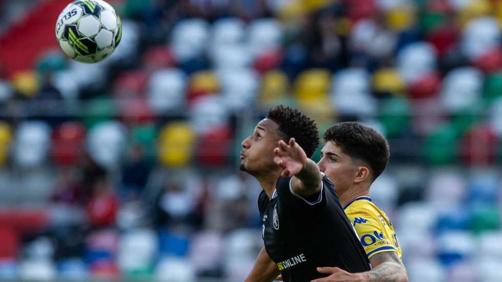O jogador do Casa Pia AC Felippe Cardoso (E) disputa a bola com o jogador do GD Estoril Praia Bernardo Vital (D), durante o jogo da Primeira Liga de futebol entre o Casa Pia AC e o GD Estoril Praia, disputado no Estádio Dr. Magalhães Pessoa, em Leiria, 21 de maio de 2023. BRUNO TEIXEIRA PIRES/LUSA