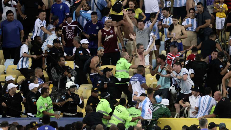 epaselect epa10988700 Members of Brazilian police try to control a clash between fans prior a FIFA 2026 World Cup qualifiers soccer match between Brazil and Argentina at Maracana stadium in Rio de Janeiro, Brazil, 21 November 2023.  EPA/Antonio Lacerda