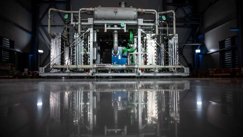 epa10604169 xterior view of the electrolyser, that is suppose to generate clean, green hydrogen at Air Liquide company in Oberhausen, Germany, 02 May 2023, during a visit by the German President.  EPA/FABIAN STRAUCH