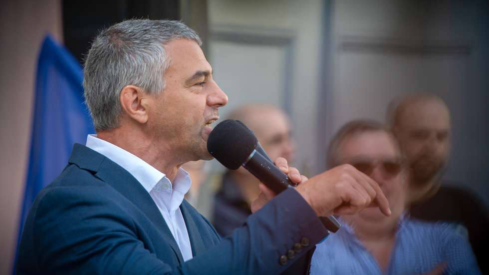 Rui Fonseca e Castro, candidato ás eleiçoes europeias do Partido Ergue-te, discursa durante a manisfestação "Não à criminalidade e ao racismo contra os portugueses "  que decorreu no Campo 24 de Agosto, Porto. 11 de Maio de 2024. RUI MANUEL FARINHA / LUSA