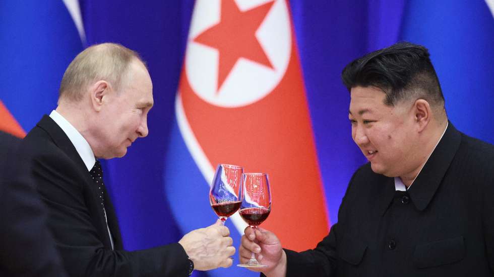 epaselect epa11424004 Russian President Vladimir Putin (L) and North Korean leader Kim Jong Un make a toast during a state reception on behalf of DPRK leader Kim Jong-un in honor of Vladimir Putin at the Reception House 'Monnangwan' in Pyongyang, North Korea,19 June 2024. Russian President Vladimir Putin is on his two days official visit to North Korea.  EPA/VLADIMIR SMIRNOV / SPUTNIK / KREMLIN POOL MANDATORY CREDIT