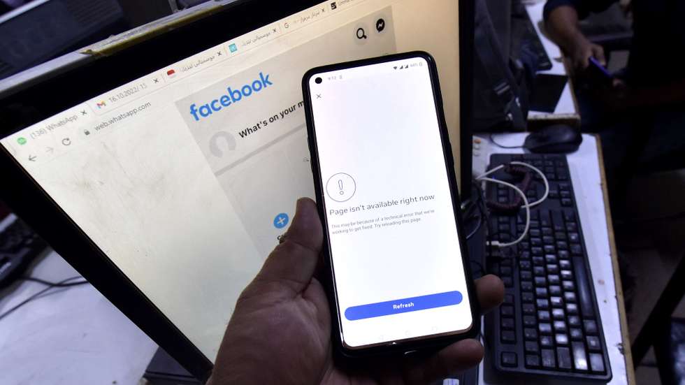 epa11201077 A user shows an error on his smartphone screen when trying to access social media platform Facebook, in Karachi, Pakistan, 05 March 2024. Meta's platforms, Facebook and Instagram, experienced an outage affecting thousands of users due to what the company termed a 'technical issue'. The disruption was addressed and resolved within approximately two hours.  EPA/SHAHAIB AKBER