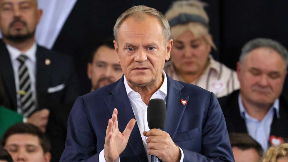 epa11655833 Polish Prime Minister Donald Tusk (C) speaks during the Civic Coalition convention at the OSIR Sports Hall in Warsaw, Poland, 12 October 2024. At the event, combined with the PO National Council, the Polish prime minister is expected to announce Poland's long-term migration strategy.  EPA/Pawel Supernak POLAND OUT