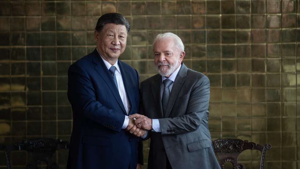 epa11731463 Brazilian President Luiz Inacio Lula da Silva (R) poses with Chinese President Xi Jinping (L) during their meeting in Brasilia, Brazil, 20 November 2024. The two leaders are expected to review the extensive bilateral agenda and the global outlook following their participation in the G20 summit.  EPA/ANDRESSA ANHOLETE