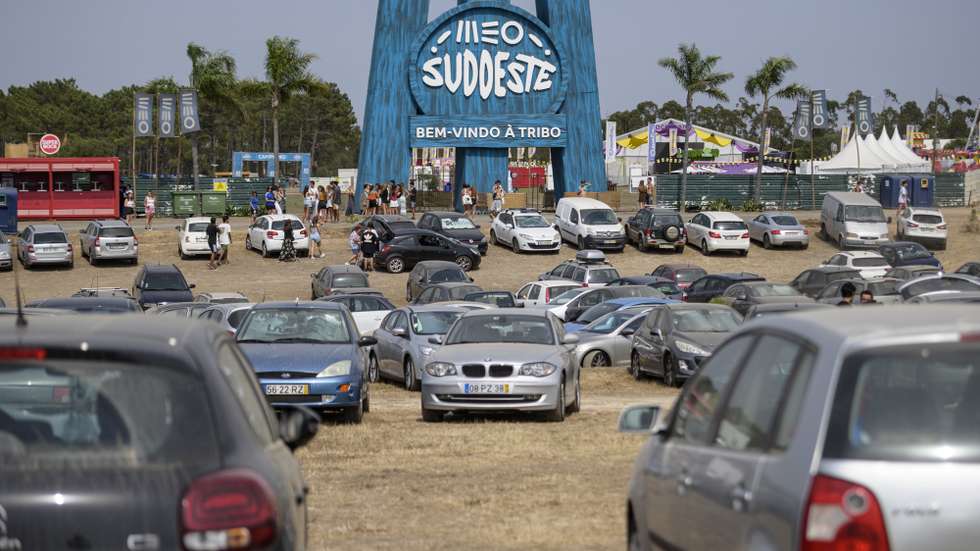 Jovens à chegada à Herdade da Casa Branca onde a partir de amanhã irá decorrer o Festival Sudoeste 2023, na Zambujeira do Mar, Odemira, 8 de agosto de 2023. TIAGO CANHOTO/LUSA